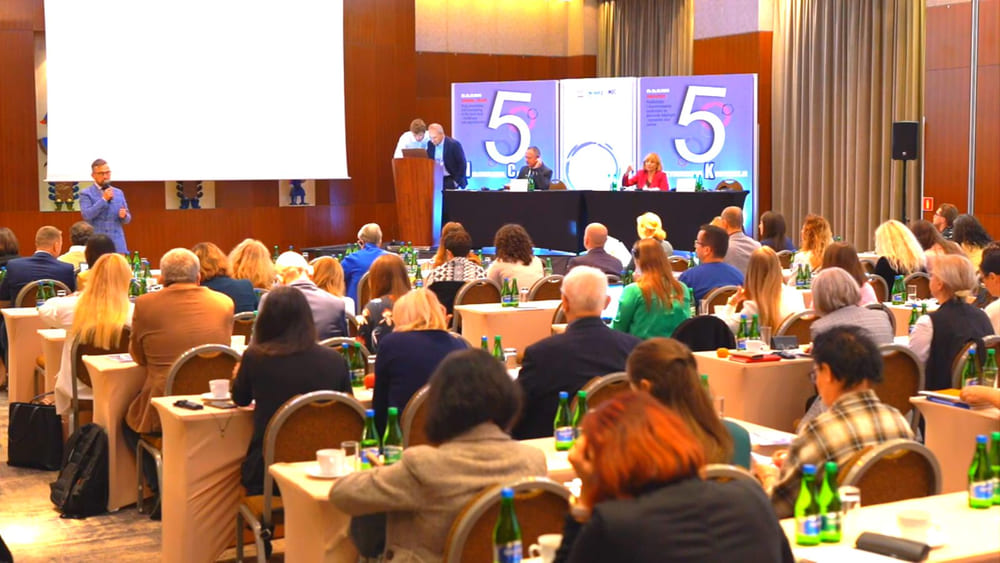 widok ogólny na salę konferencyjną i uczestników